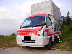 荷物の運搬に強いスバルのサンバー２０１１年式を使用しています。